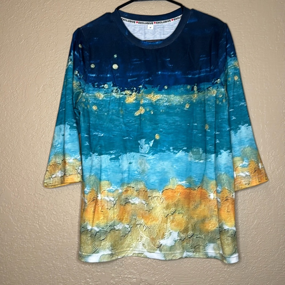 Beach please! Three-quarter sleeve pattern top size medium